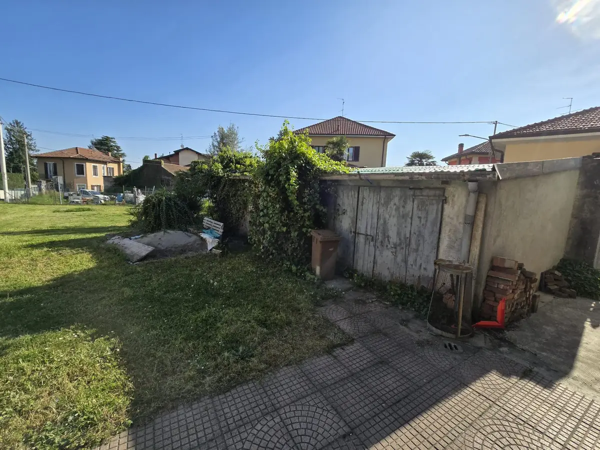 Ampio casale con giardino a Solbiate Arno – foto 5
